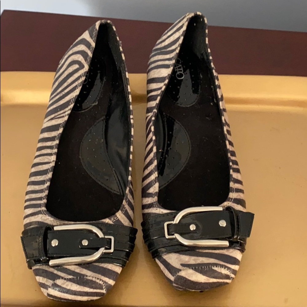 Never worn women’s size 10 Zebra print flat.